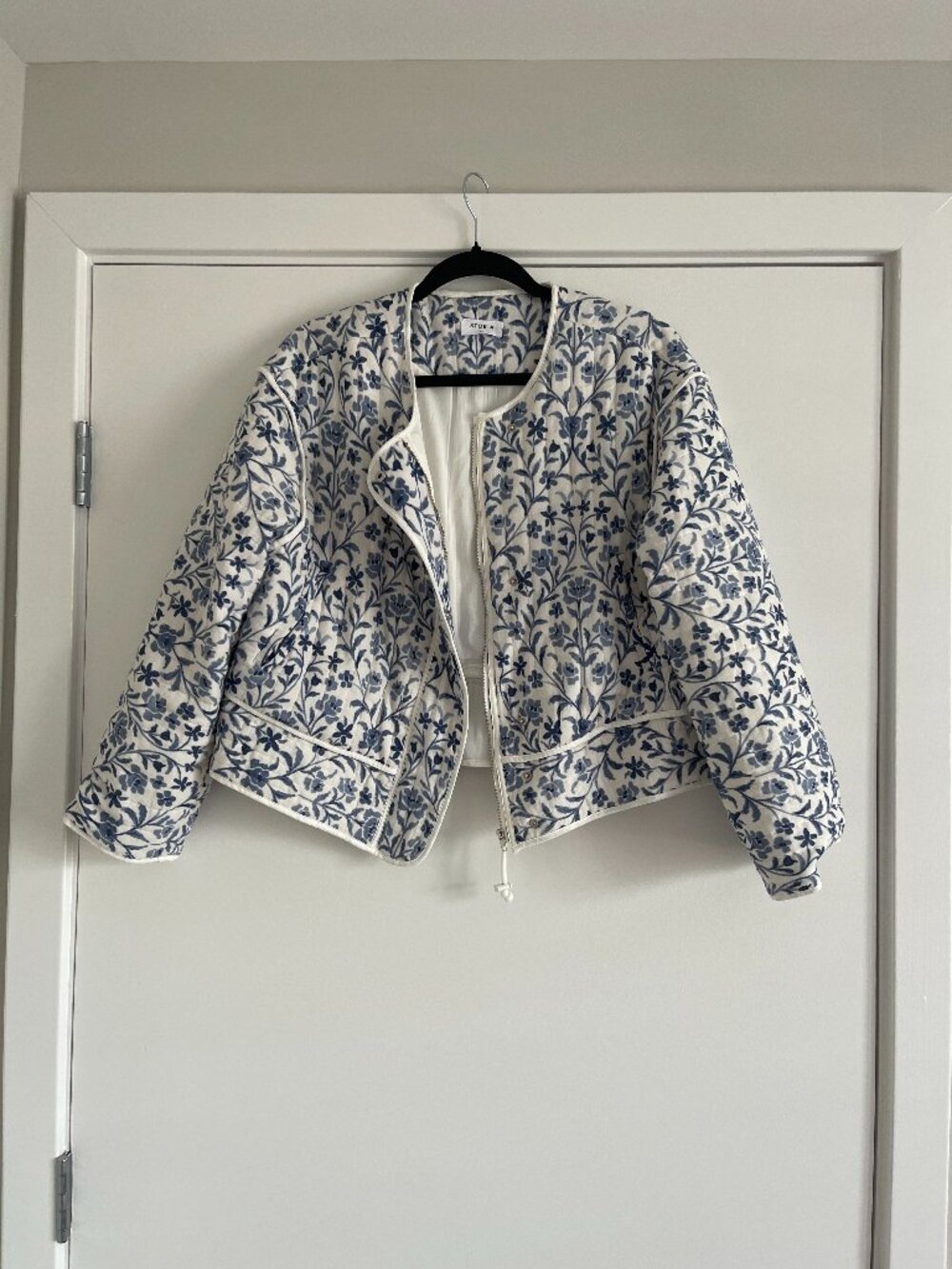 Storia Blue and White Floral Quilted Jacket - Size Medium
